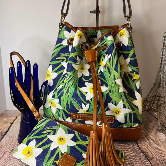 - Dooney and Bourke DAFFODIL Drawstring Tassel Bag EX COND…SORRY NO WRISTLET - Picture 3 of 5